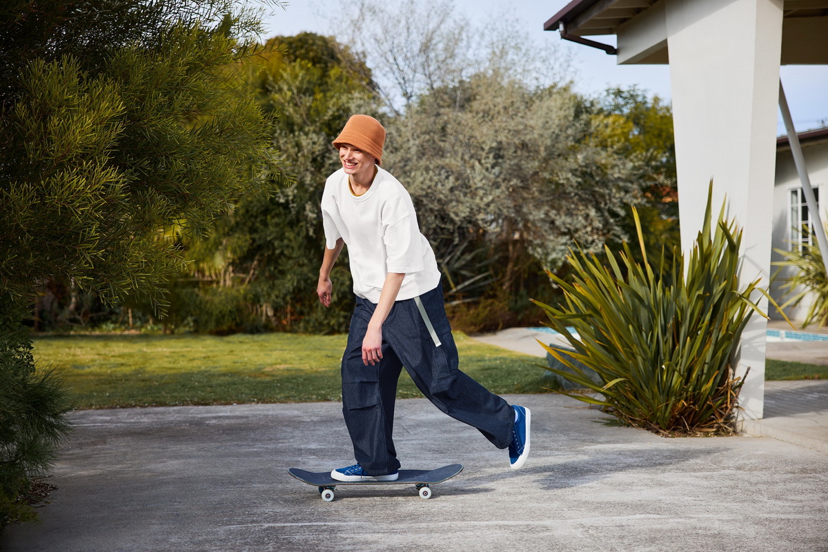 GU「男裝超寬版工作褲系列」除了經典款之外還有不敗丹寧款,寬鬆的版型以及側邊兩個大口袋點綴設計,讓造型增添一分鬆弛的酷帥感,原價$990元,GU「感謝祭」優惠期間只要$790元!