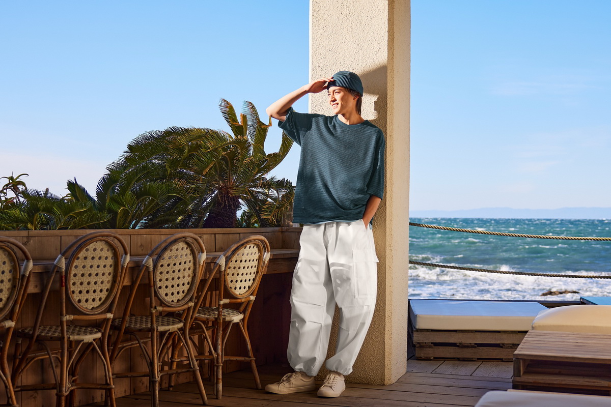 GU「男裝超寬版工作褲系列」除了經典款之外還有不敗丹寧款,寬鬆的版型以及側邊兩個大口袋點綴設計,讓造型增添一分鬆弛的酷帥感,原價$990元,GU「感謝祭」優惠期間只要$790元!