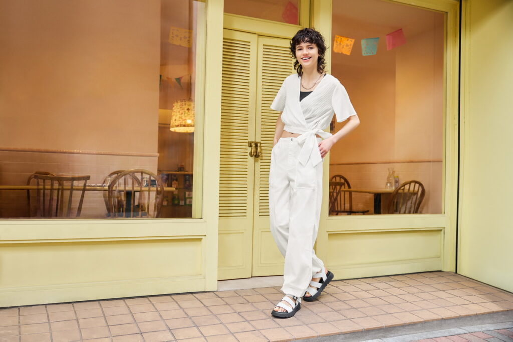 GU推薦女生可以選擇「女裝紋理綁帶上衣」(感謝祭優惠價$490元),以交叉的設計搭配舒適柔軟的面料,非常適合夏日前往海島國家時打造悠閒度假感。