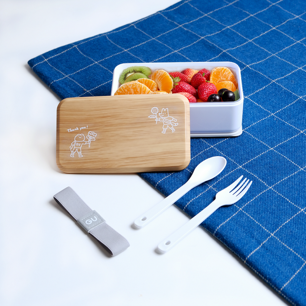 0524-0526感謝祭活動首三日,於 GU實體店舖或網路商店單筆消費滿$1,500元,即贈插畫家「廖瑞秋」設計的「GU質感野餐盒」。(_贈品內容不含食物)