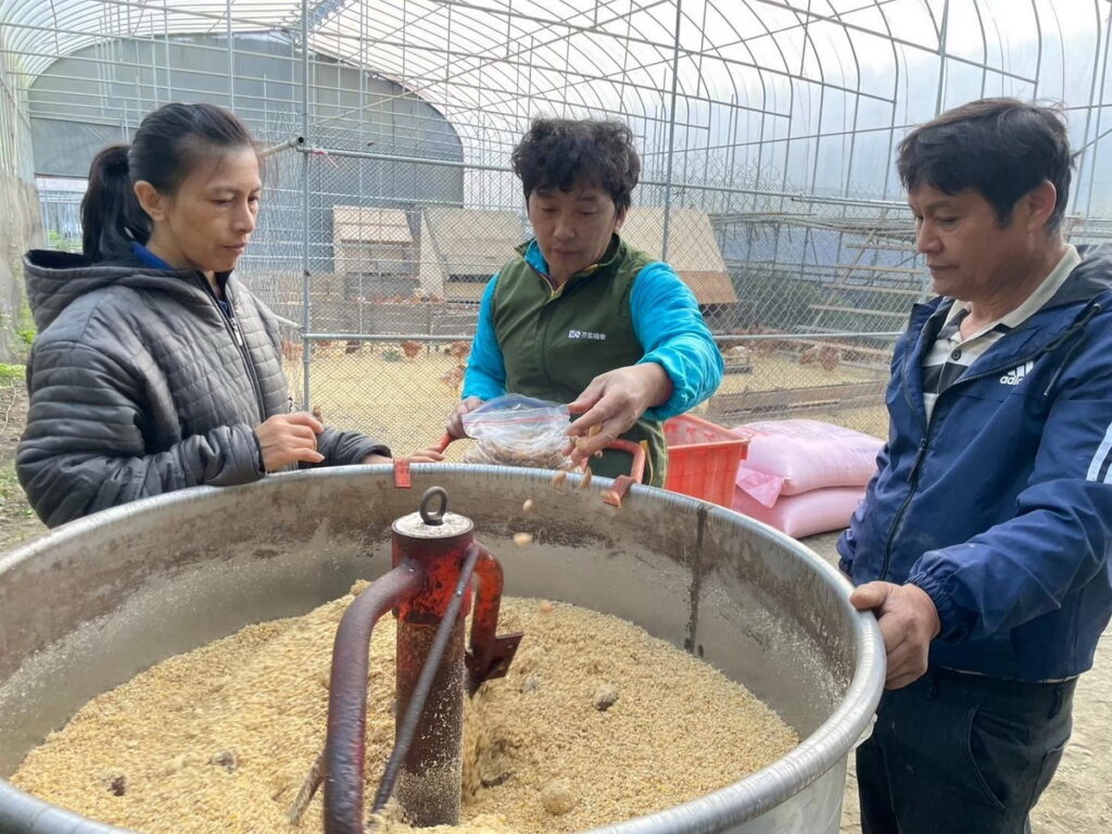 芥菜種會原鄉產業顧問夏禾(中)指導烏瑪(左)自製肥料。(芥菜種會提供)