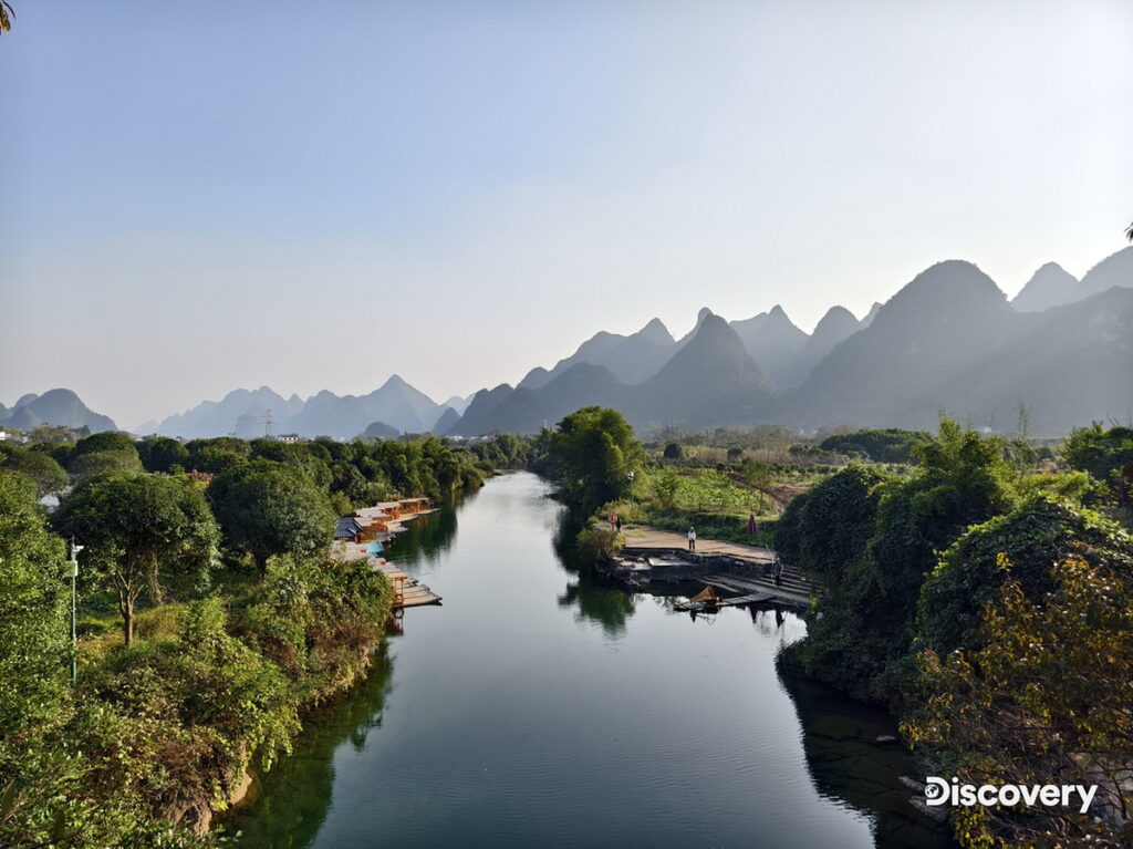 高聳山峰層層堆疊出陽朔獨有的壯麗景致,是陽朔志工救援隊誓言守護的人間寶地。