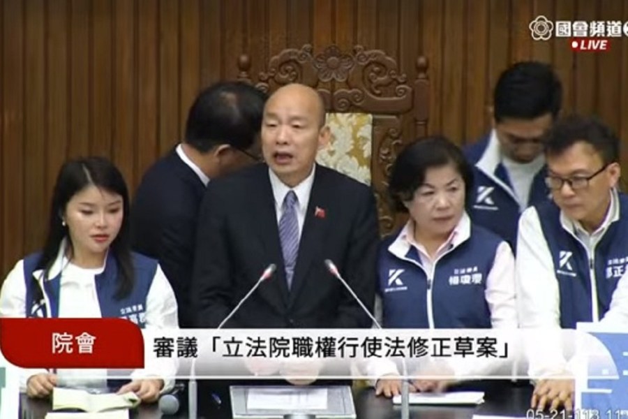 水果大戰!綠委吃芭樂配梅粉諷517遊行 藍委吃香蕉諷太陽花 232 水果大戰!綠委吃芭樂配梅粉諷517遊行 藍委吃香蕉諷太陽花 231