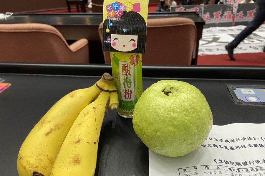 水果大戰!綠委吃芭樂配梅粉諷517遊行 藍委吃香蕉諷太陽花 230 水果大戰!綠委吃芭樂配梅粉諷517遊行 藍委吃香蕉諷太陽花 229
