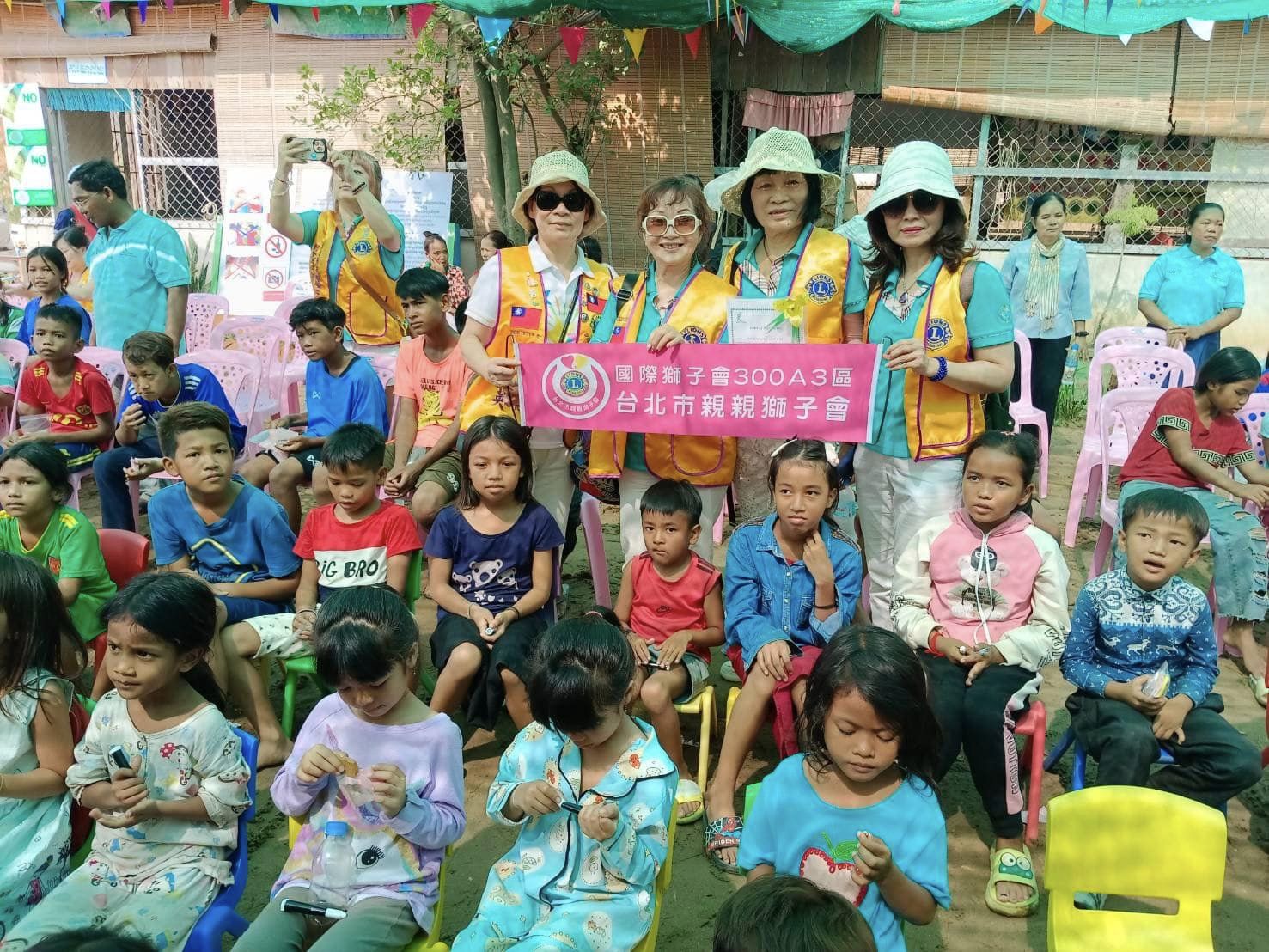 希望小學的學生們在學校門前歡迎親親獅子會團隊。(圖/親親獅子會提供)