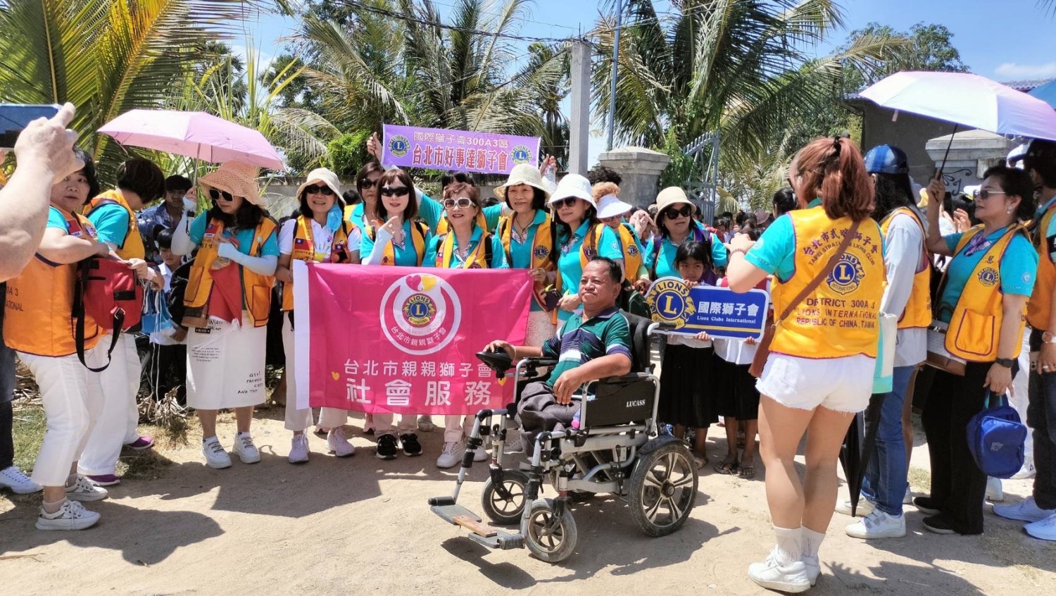 坐輪椅的善心人士KIMY NY講述創立希望小學的初衷。(圖/親親獅子會提供)