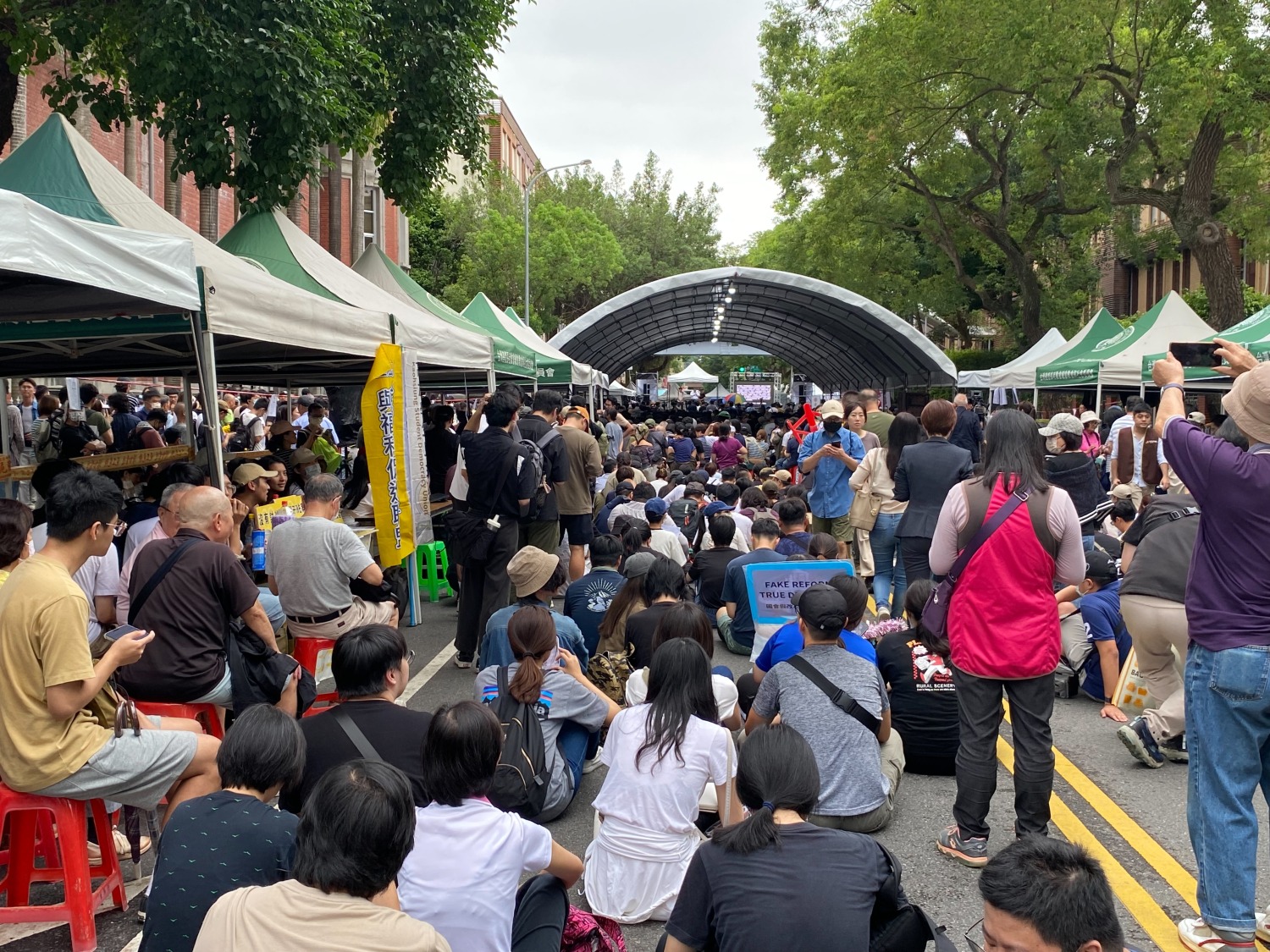 立院場外更是聚集約40個民間團體,要求退回法案、落實程序正義。(記者包克明攝)