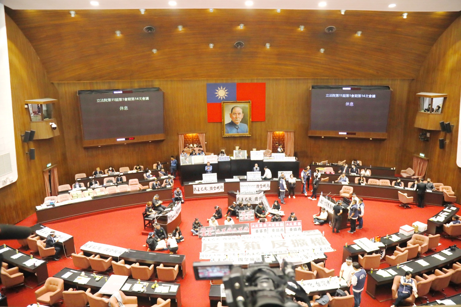 在民進黨團不斷進行程序杯葛干擾下,立法院長韓國瑜宣布休息。(記者包克明攝)