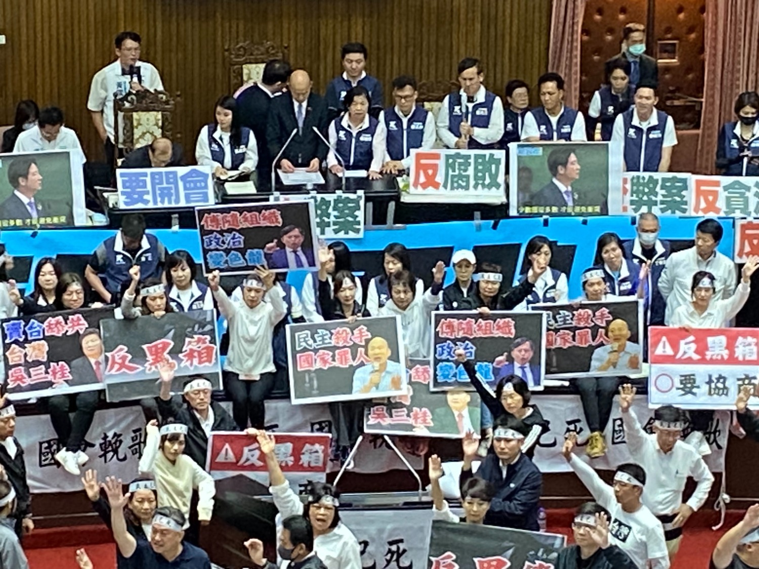 民進黨團在議場內擺滿「反黑箱、反擴權」標語布條及太陽花,不斷進行程序杯葛。(記者包克明攝)