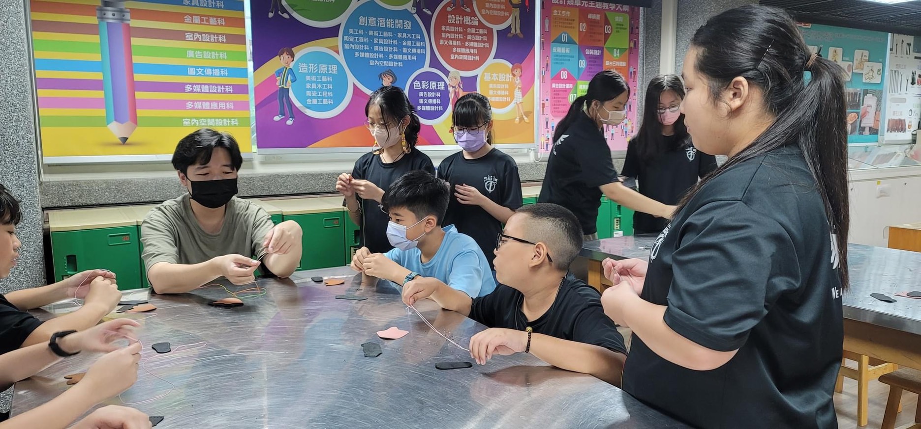 凡人與路帶長樂國小孩子完成有家鄉味的迷你鞋
