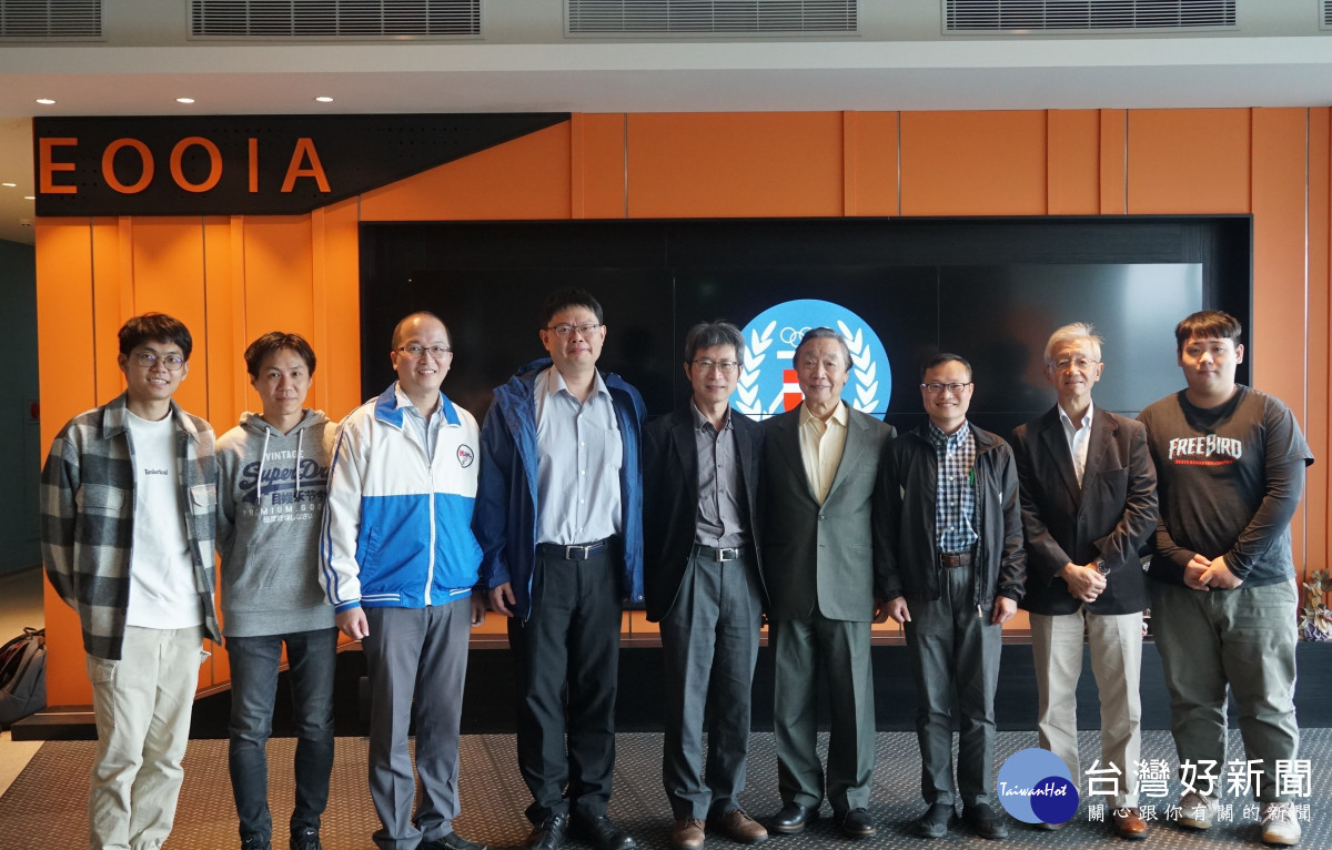 李承宇(左2)參加中原大學創新創業人才培訓計畫,與主講人王寧國(右4)、理學院院長吳宗遠(右5)等人合影。