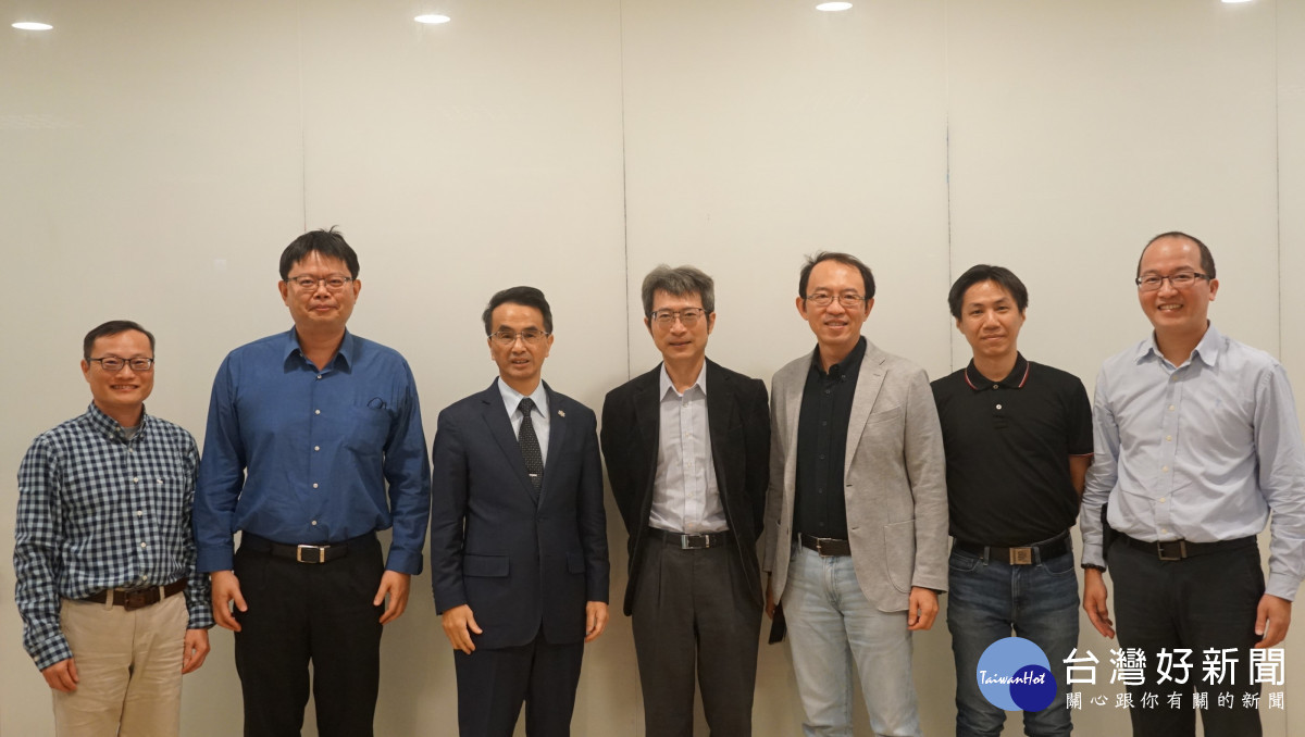 中原大學創新創業人才培訓計畫邀請國家太空中心主任吳宗信(左3)專題演講,李承宇(右2)為學員之一。