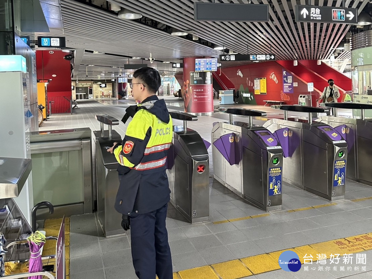 中壢警配合捷警隊強化聯防,全力守護桃園機場捷運旅客安全。<br /><br /> <br /><br />