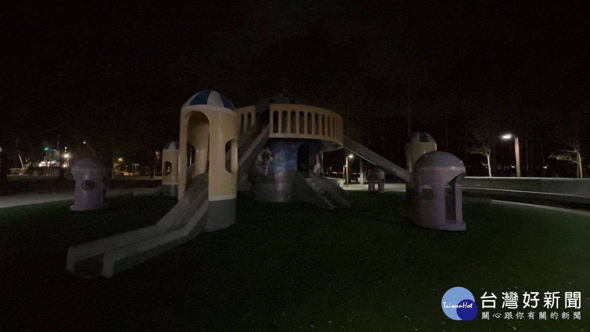 嘉義公園太空城堡遊戲場,夜間照明完全不⾜,進⼊夜晚成為恐怖⽚場景/郭定緯提供<br /><br />