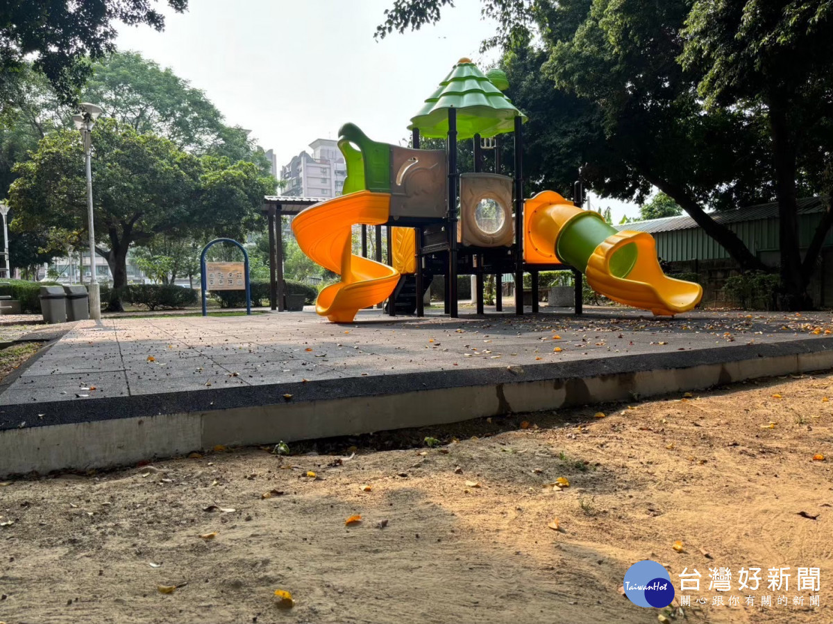後湖公園遊具區與步道竟有24公分⾼低差/郭定緯提供