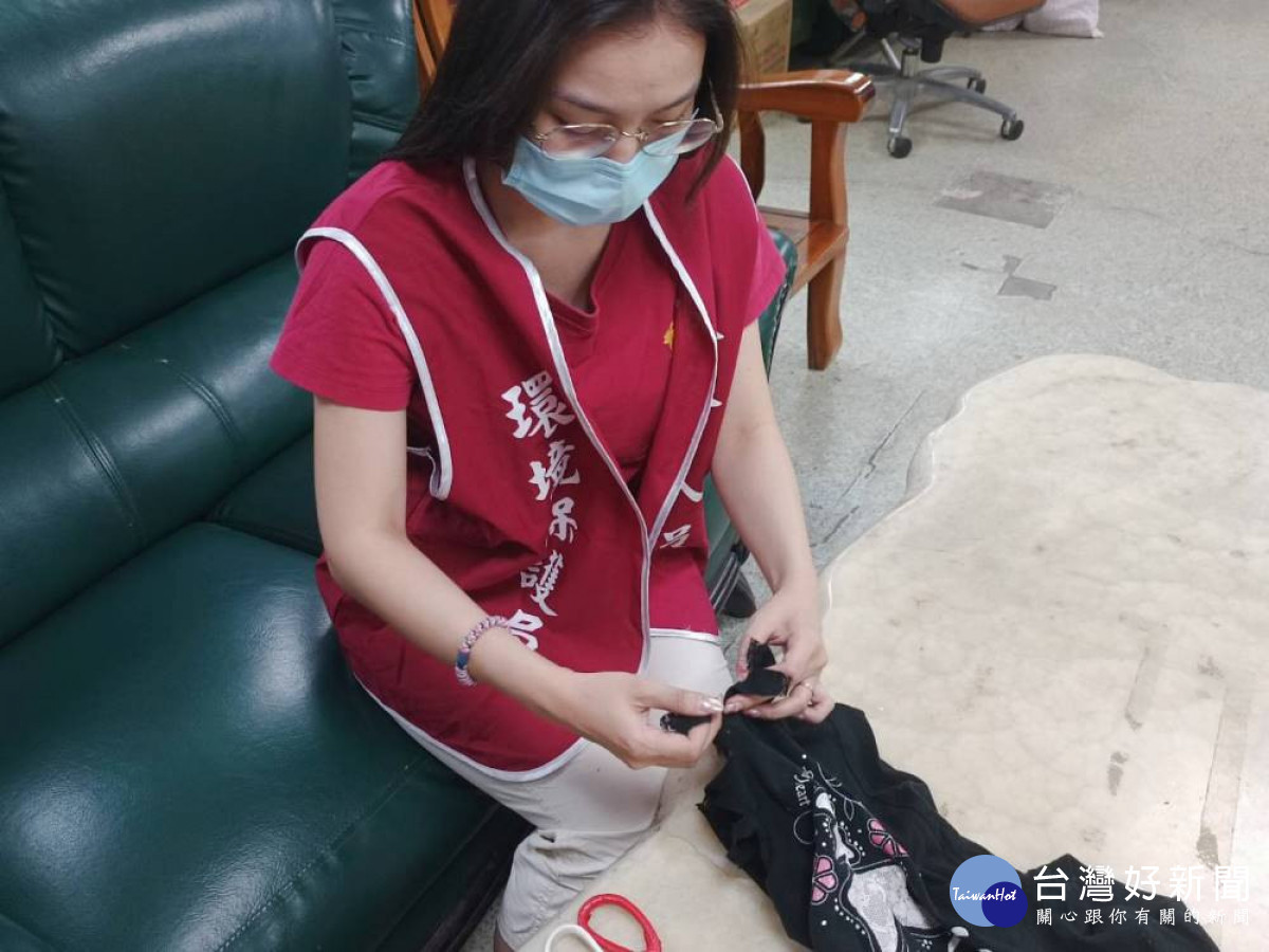 台中市府環保局結合志工發揮創意,為二手衣找到新用途。(圖/台中市政府環保局)