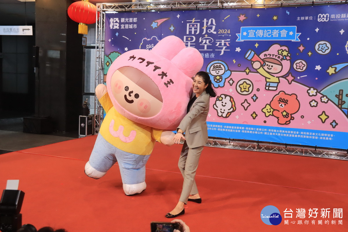 許縣長與可愛大王現身合影。(記者扶小萍攝)