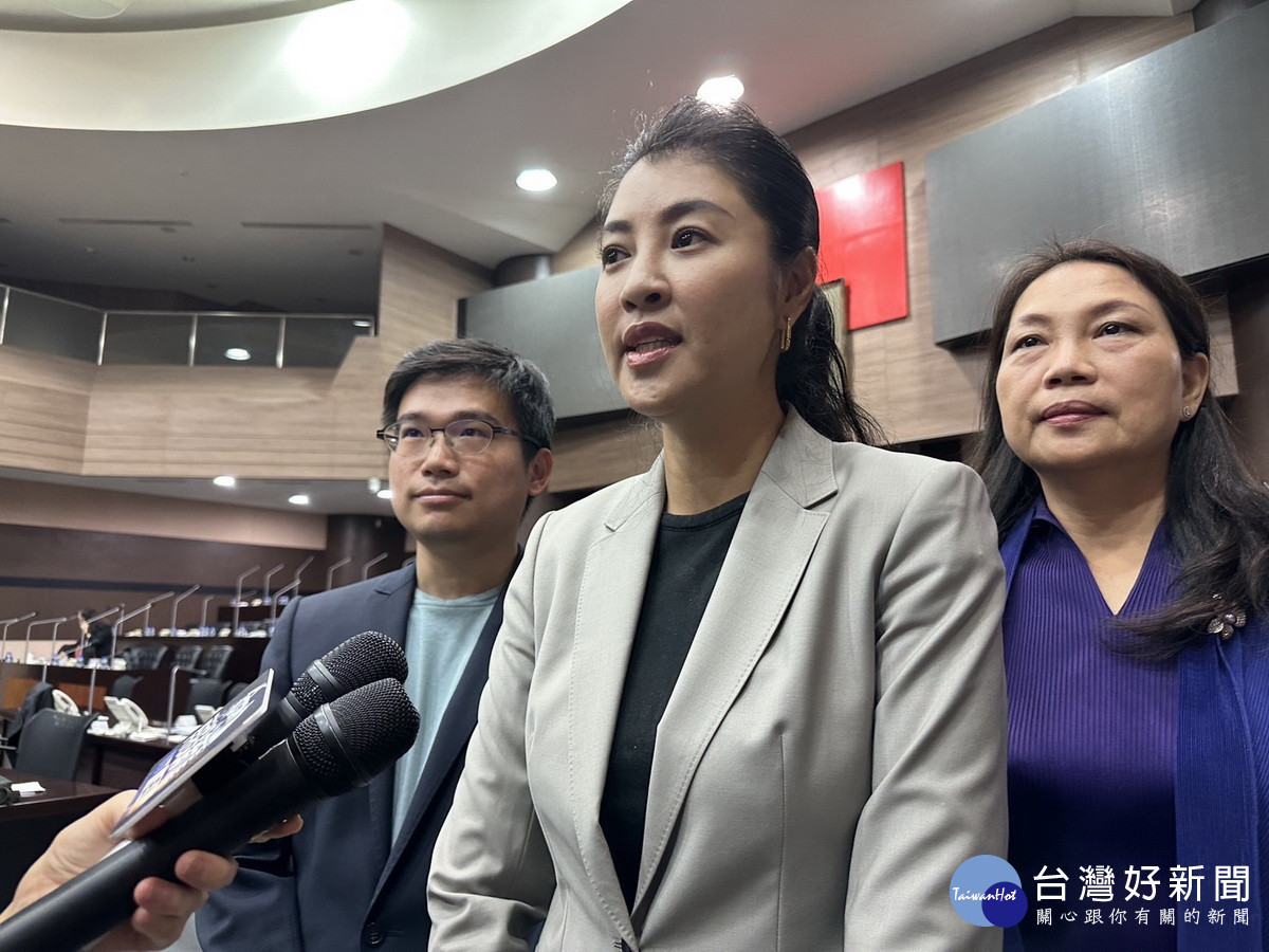 許縣長說已規劃要建美術館，引進不同藝文團體。（記者扶小萍攝）