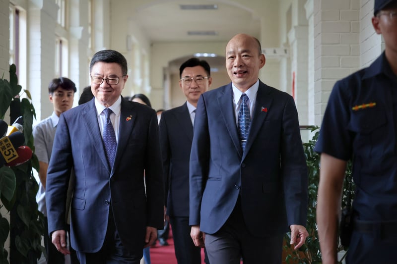 新任行政院長卓榮泰(前左)20日就任,22日中午到立法院拜會立法院長韓國瑜(前右)。中央社