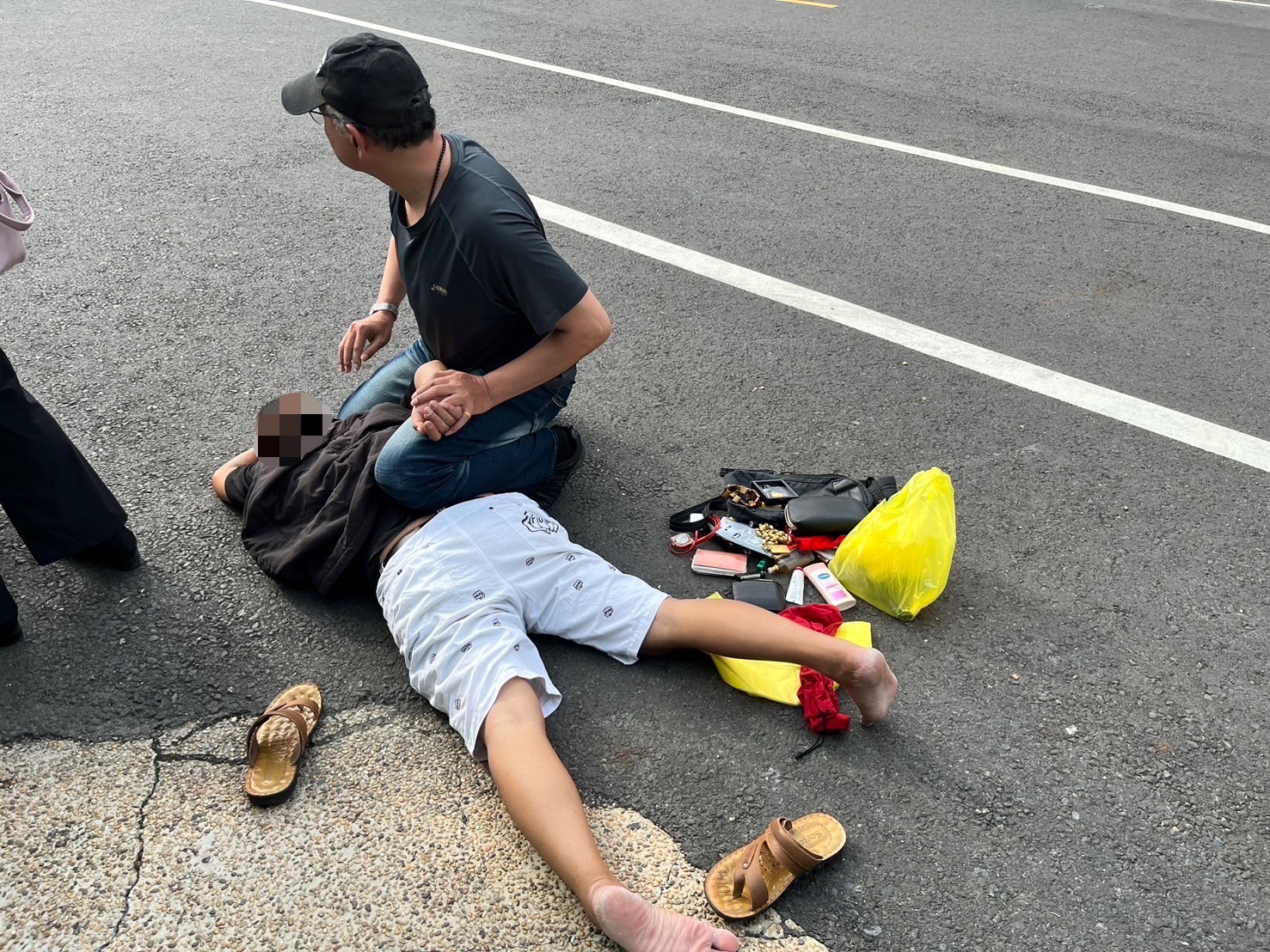 ▲李姓男子涉嫌持有非法槍枝，遭警方壓制送辦。（圖／記者陳彥霖翻攝）
