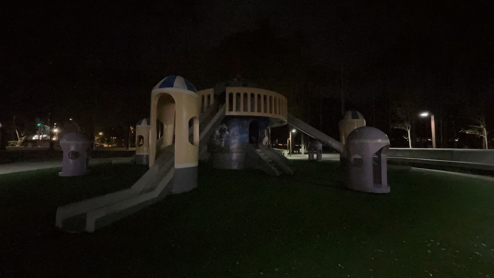嘉義公園太空城堡遊戲場，夜間照明完全不⾜，進⼊夜晚成為恐怖⽚場景／郭定緯提供