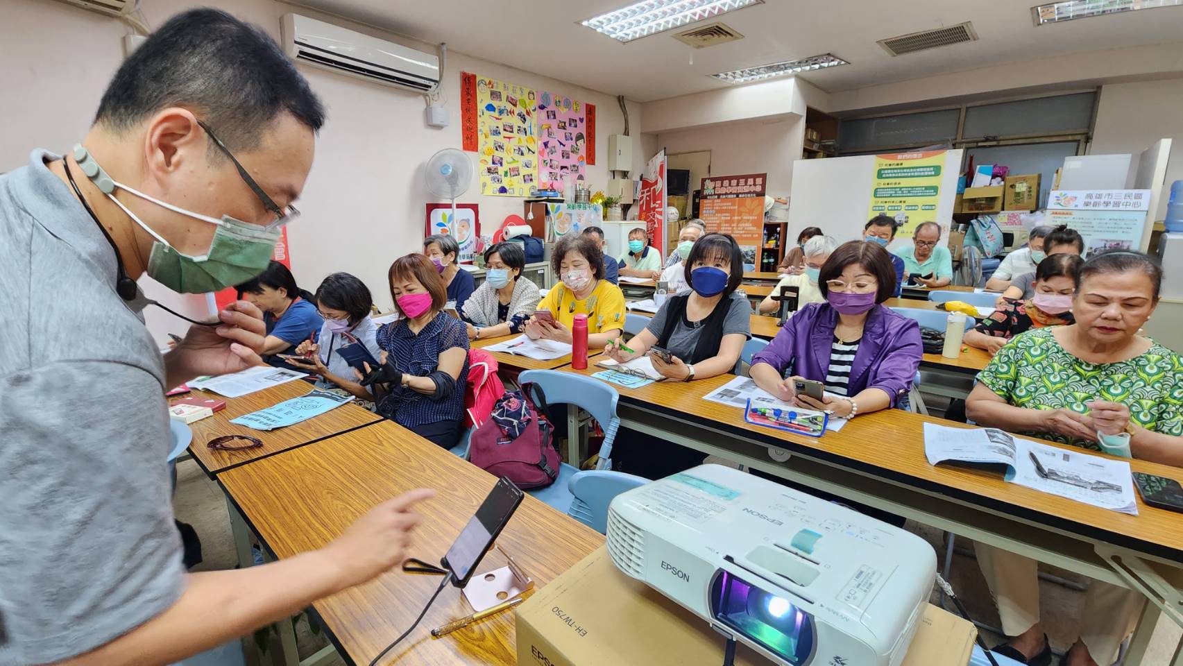 ▲高雄三民樂齡學習中心今年首次開設「AI Chat GPT手機基礎、進階班」，班班爆滿，連平時鮮少出門參加課程的男學員，都興趣盎然。（圖/記者張忠義攝）