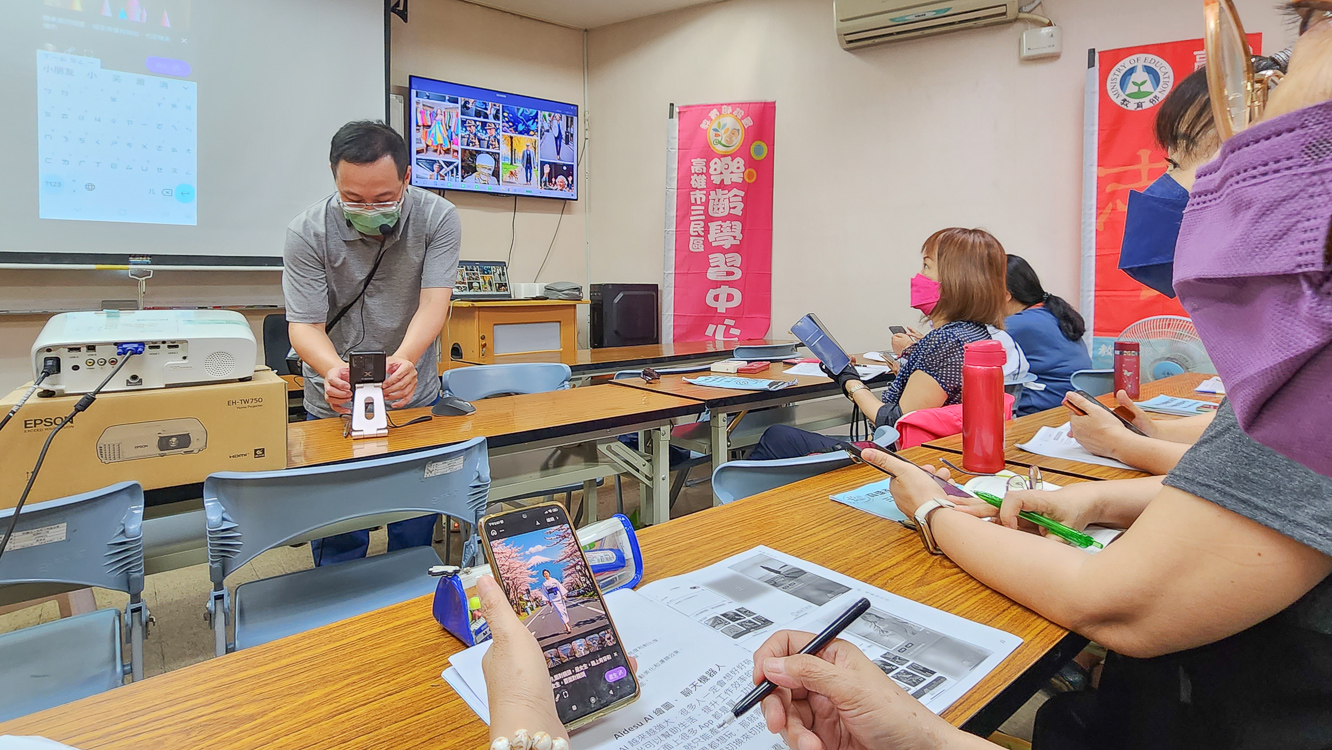 ▲AI時代來臨，銀髮的樂齡族也必須要跟上腳步。（圖/記者張忠義攝）