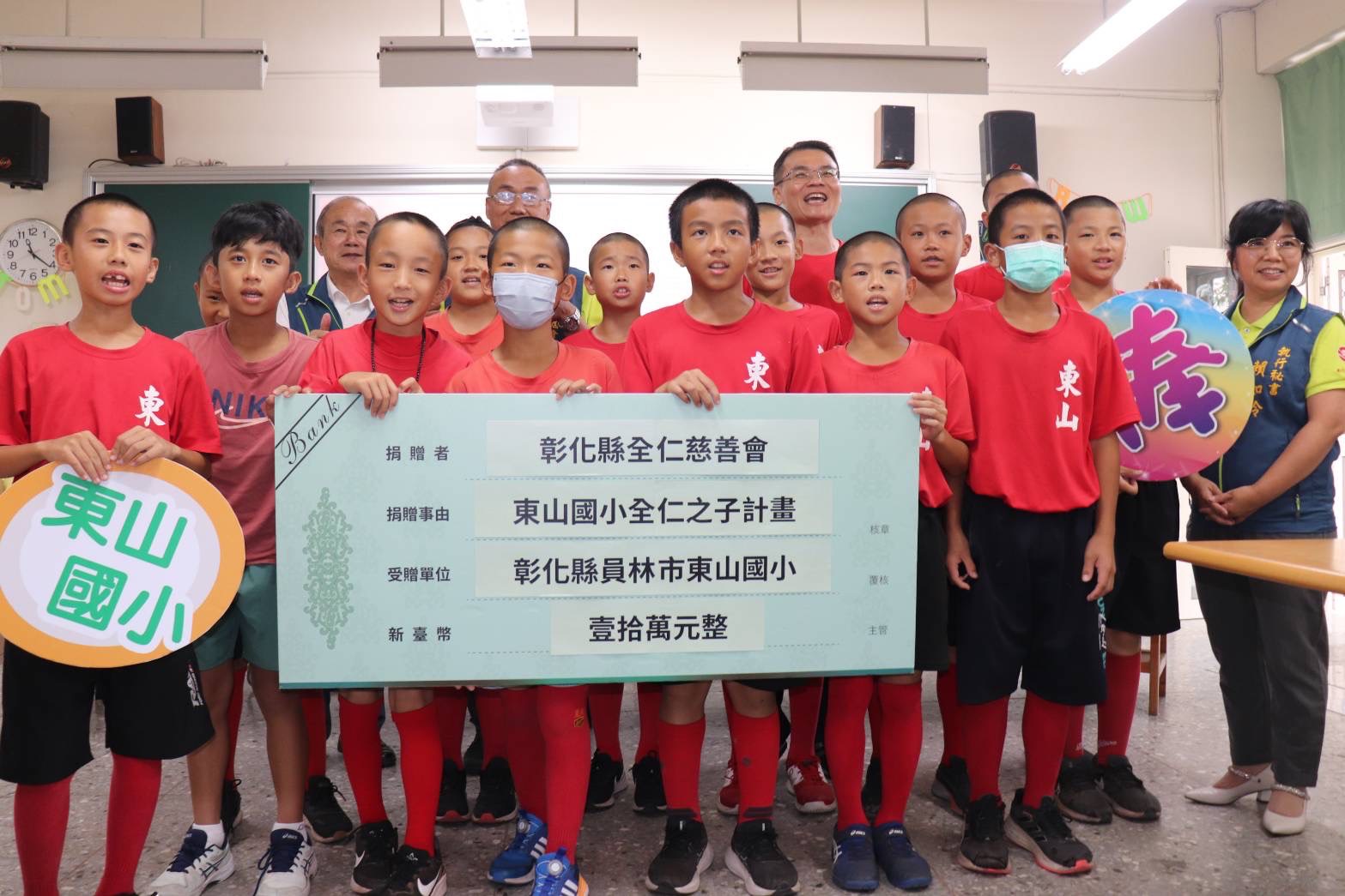 ▲員林東山國小棒球隊學生用「膠布包覆」球拚夢想,全仁慈善會資助棒球隊10萬元,提供訓練及比賽所需資源,鼓勵學生追逐夢想。(記者張溎壕攝)