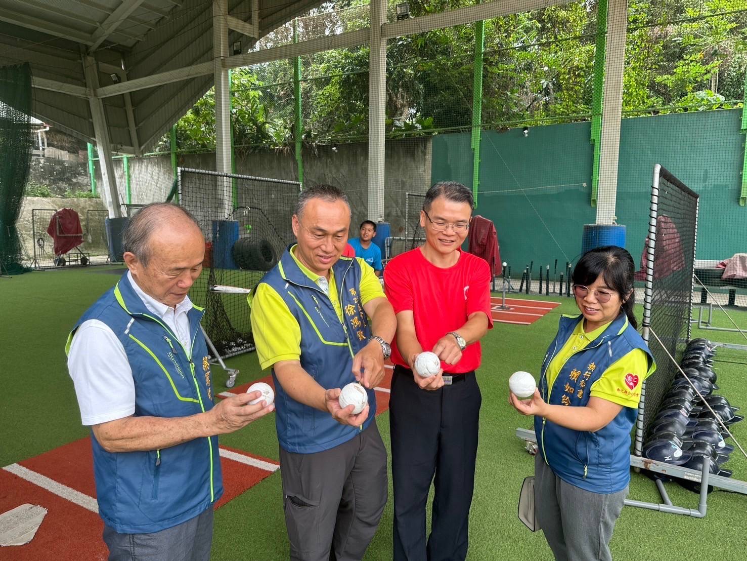 ▲員林東山國小棒球隊學生用「膠布包覆」球拚夢想，全仁慈善會資助棒球隊10萬元，提供訓練及比賽所需資源，鼓勵學生追逐夢想。（記者張溎壕攝）
