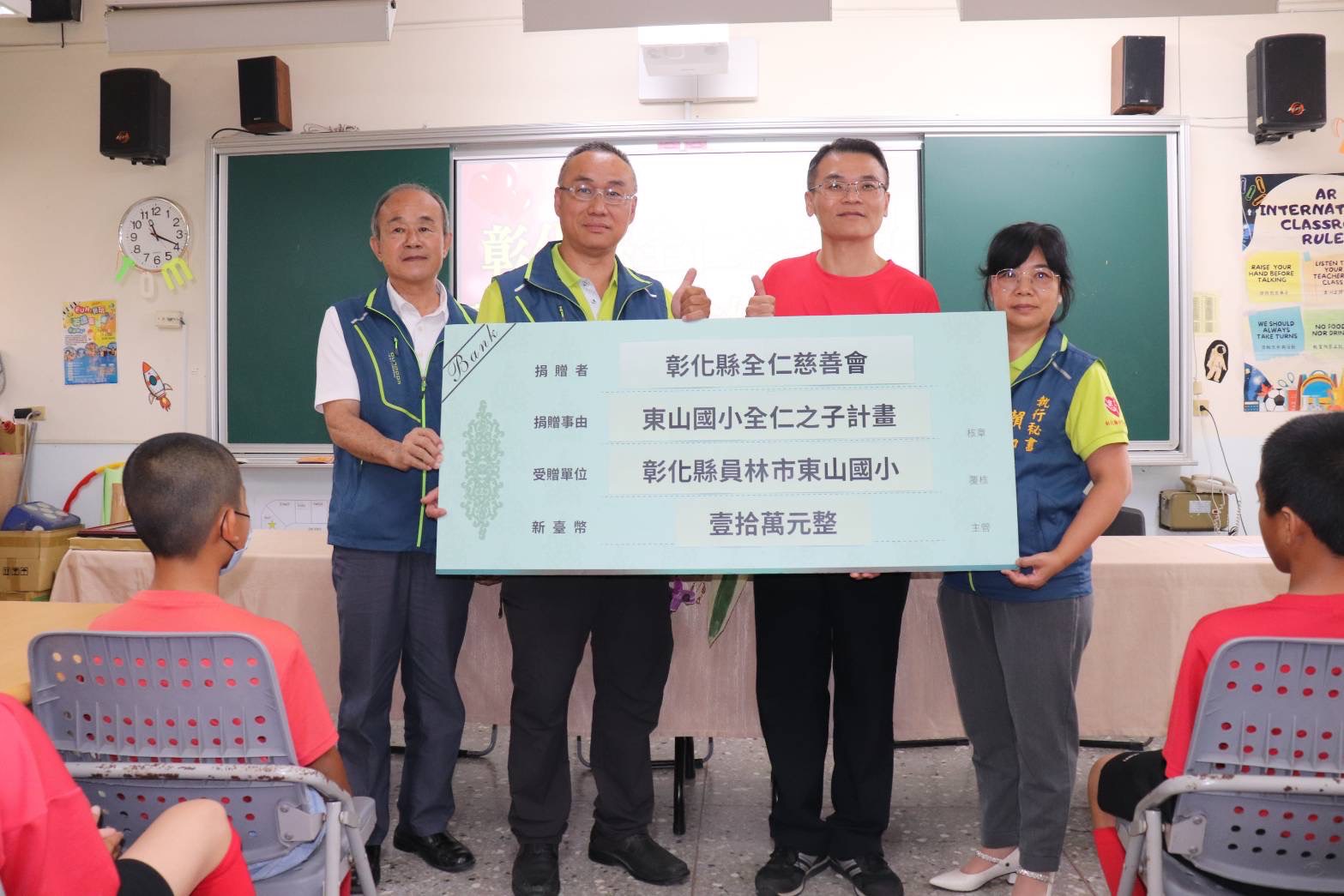 ▲員林東山國小棒球隊學生用「膠布包覆」球拚夢想，全仁慈善會資助棒球隊10萬元，提供訓練及比賽所需資源，鼓勵學生追逐夢想。（記者張溎壕攝）