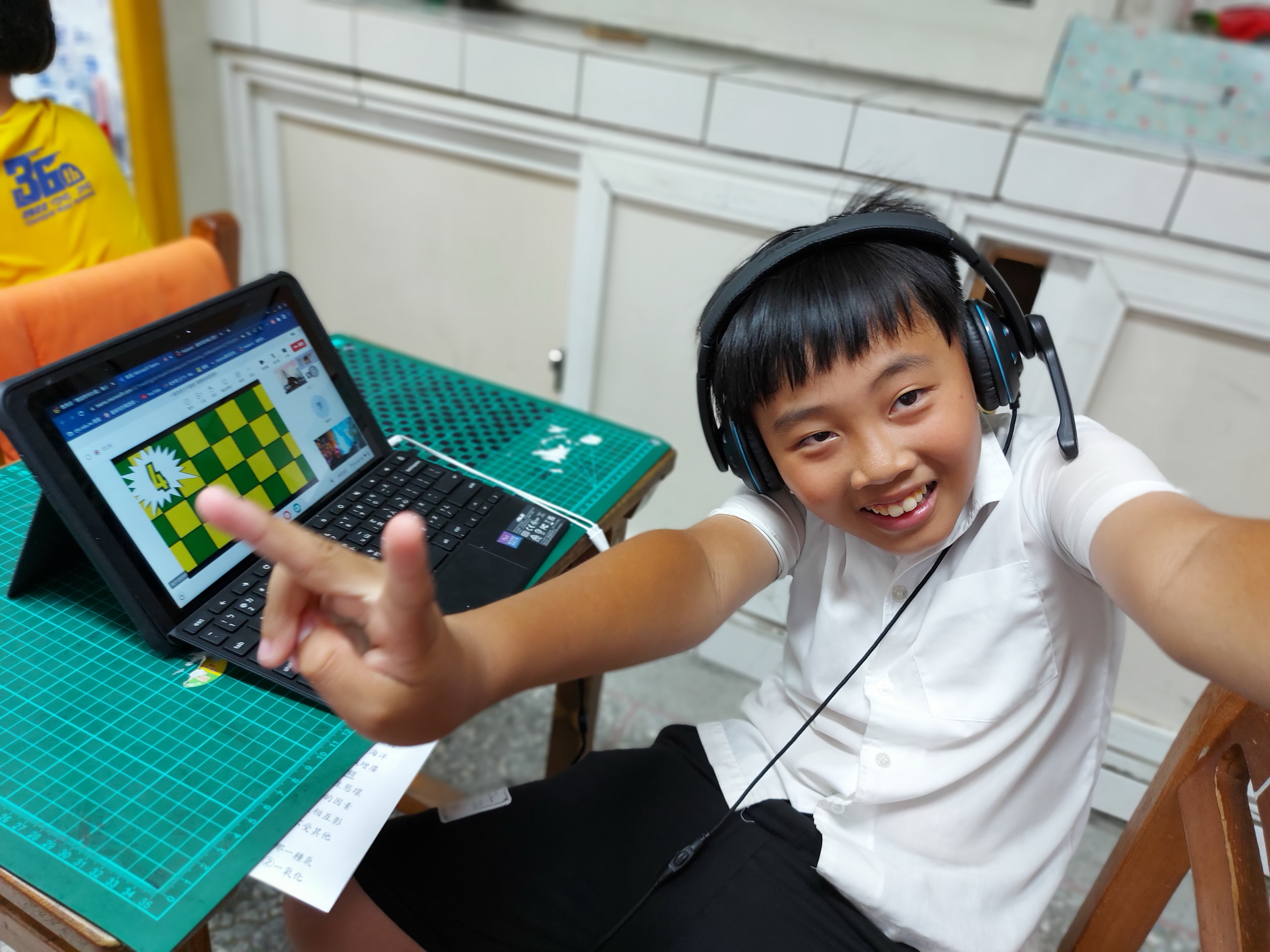 ▲大學伴透過遊戲闖關教學方式讓小朋友喜歡上英文學習。（記者張溎壕攝）