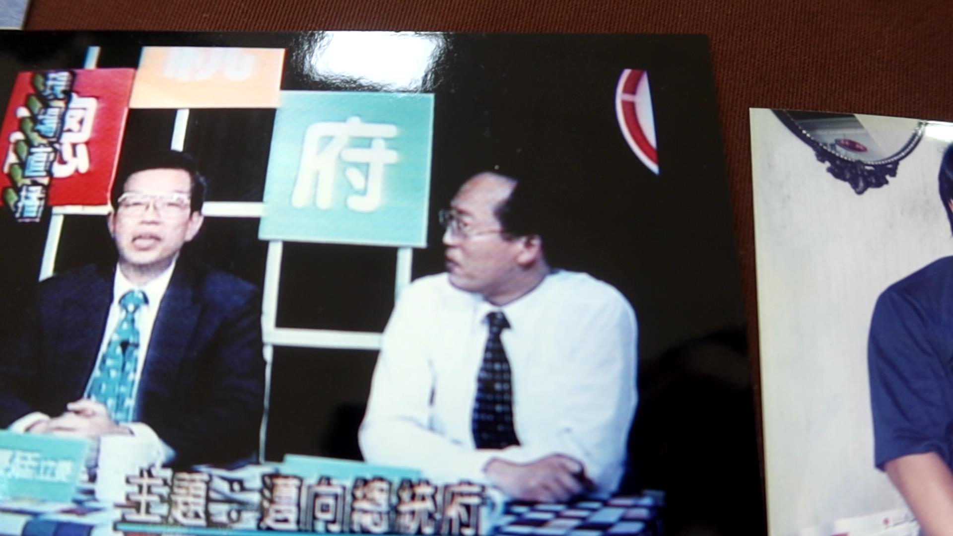 ▲曾任新聞工作者曾明財新書《大時代小記者：一個眷村台灣人的私房筆記》發表會在彰化市立圖書館舉行，市長林世賢大力推荐「大時代小記者」新書。（記者張溎壕攝）