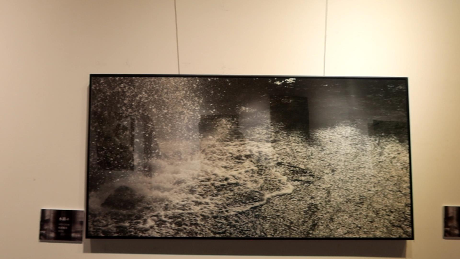 ▲國立彰化生活美學館室舉辦「回應-林文雄紀錄日常攝影個展」，展出藝術家林文雄共69件攝影作品，延伸了影像創作的空間與意涵。（記者張溎壕攝）