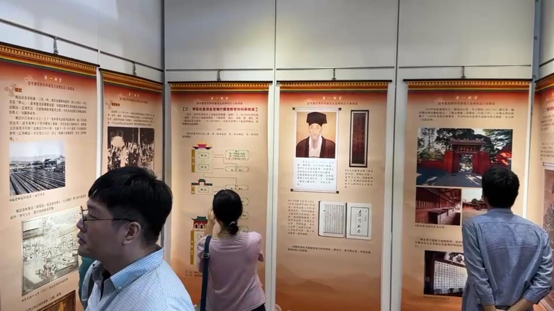 ▲臺灣工藝之家協會顧問陳永芳在鹿港公會堂「科舉制度在臺灣－臺灣進士專題展」，讓青年學子及社會大眾認識臺灣古代科舉制度的實施歷程。（記者張溎壕攝）