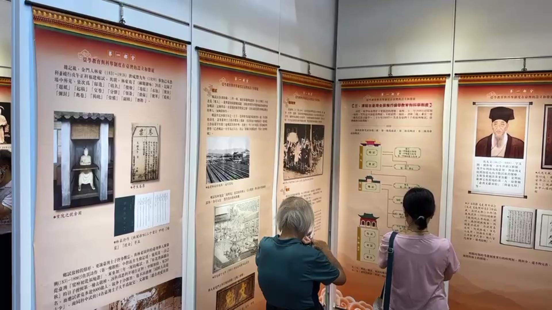 ▲臺灣工藝之家協會顧問陳永芳在鹿港公會堂「科舉制度在臺灣－臺灣進士專題展」，讓青年學子及社會大眾認識臺灣古代科舉制度的實施歷程。（記者張溎壕攝）