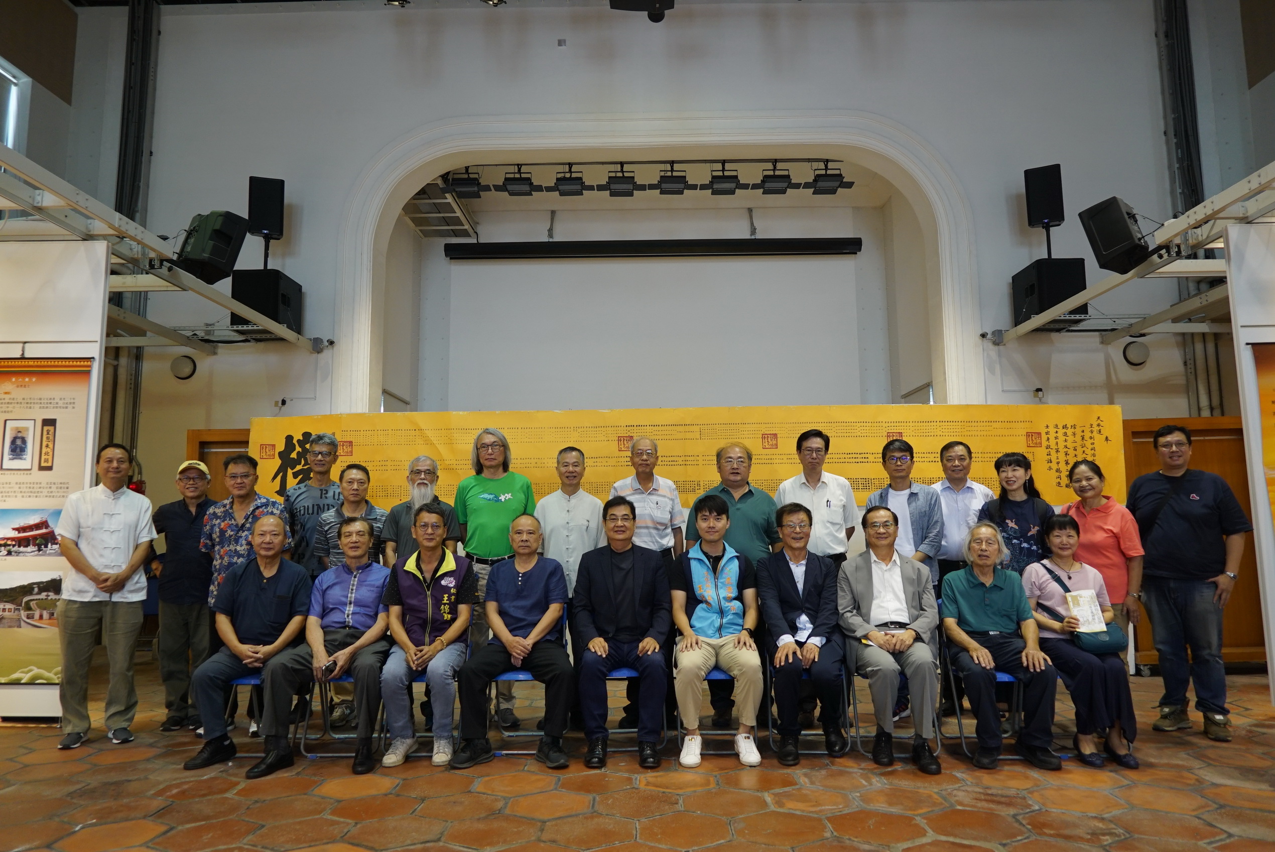 ▲臺灣工藝之家協會顧問陳永芳在鹿港公會堂「科舉制度在臺灣－臺灣進士專題展」，讓青年學子及社會大眾認識臺灣古代科舉制度的實施歷程。（記者張溎壕攝）