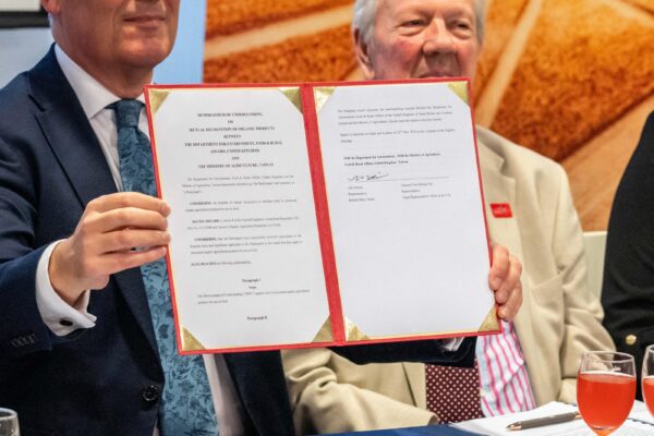 我國駐英國台北代表處姚金祥代表與英國在台辦事處鄧元翰(John Dennis)代表簽署臺英有機產品相互承認瞭解備忘錄,完成有機同等性相互承認。圖/農糧署