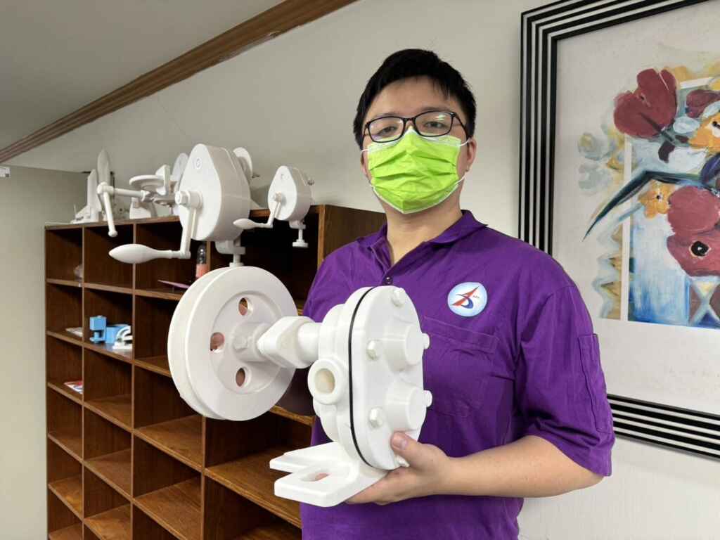 ▲境梧開心展示學習成果作品。(中彰投分署提供)