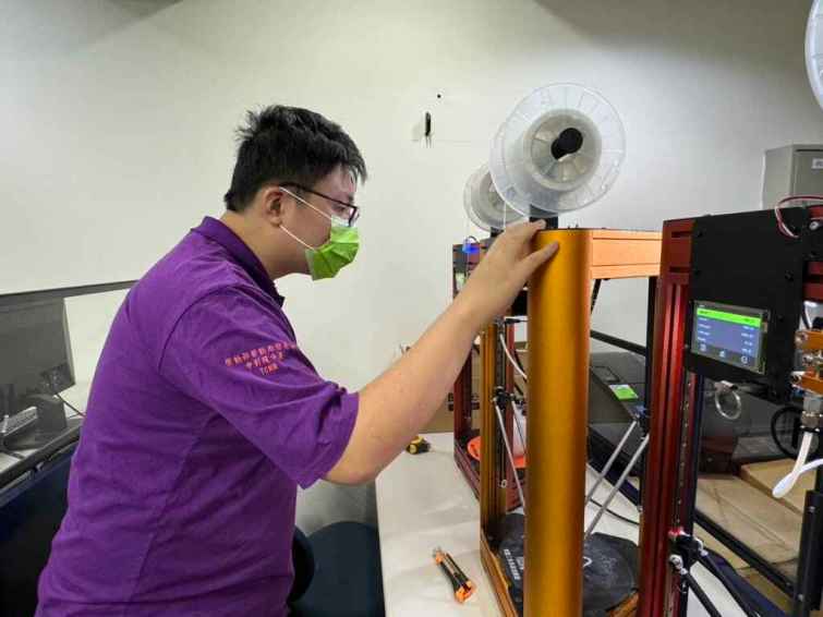 ▲境梧學習操作3D列印機。（中彰投分署提供）
