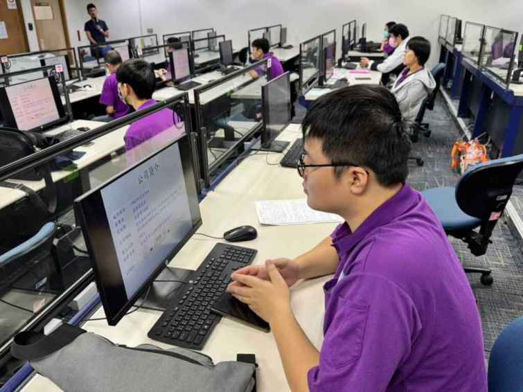 ▲境梧跨域參加「電腦輔助機械製圖班」並用心學習。（中彰投分署提供）