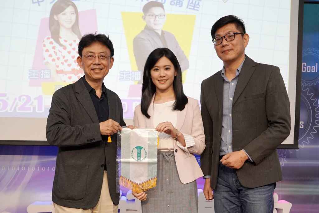 ▲大葉大學方文昌校長(左)代表學校致贈錦旗感謝中天新聞。(大葉大學提供)