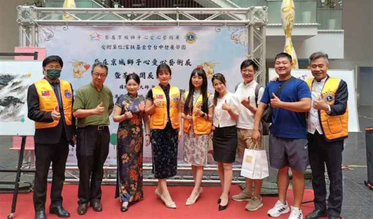 ▲ 參展藝術家合照。（記者廖妙茜翻攝）