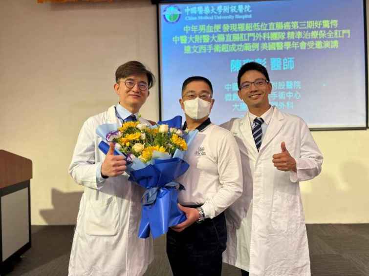 ▲病人王先生（中）感謝醫療團隊讓他成功保肛，免裝人工肛門，開啟健康人生下半場，特地送花致意。（中醫大附醫提供）