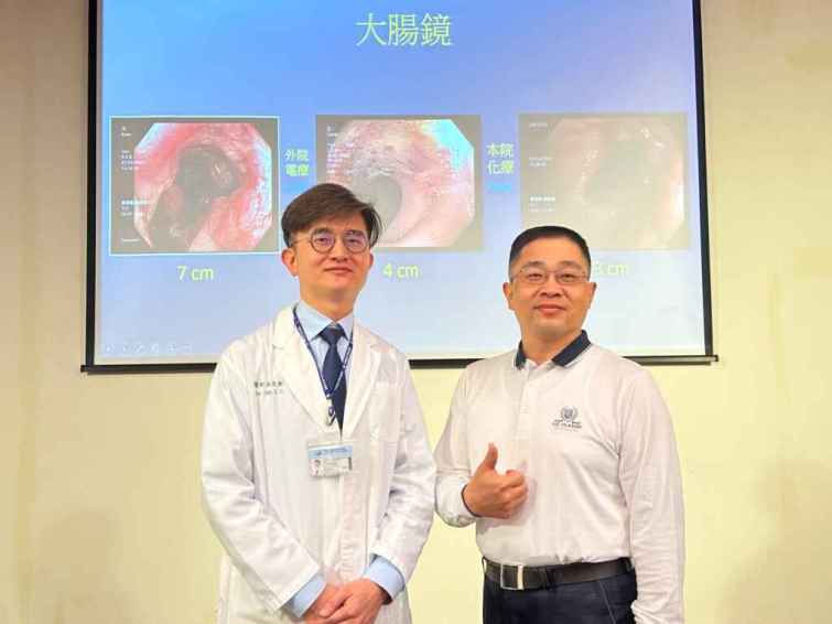 ▲陳奕彰醫師(左)指出，根據國民健康署110年最新癌症登記資料顯示，大腸直腸癌高居10大癌症發生人數第二名，九成大腸直腸癌好發於50歲以上之病人，個案王先生(右)呼籲民眾定期接受篩檢可減少晚期大腸癌發生率，早期發現、早期治療。（中醫大附醫提供）