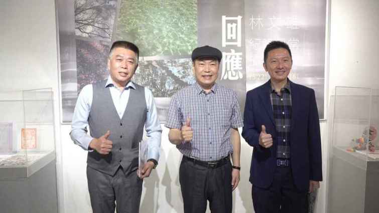 ▲台灣發展研究院飛航部部長林盈慶與精油公司郭開熏總裁今天各自認捐一幅畫作，捐助國企系、美容系，期盼激起更多校友的響應。（記者林明佑攝）