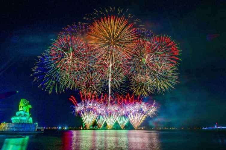 ▲今年特別全新打造的「海洋市集」將推出各項精彩周邊活動首（25）日晚間更加碼海洋煙火秀。（屏東縣政府提供）