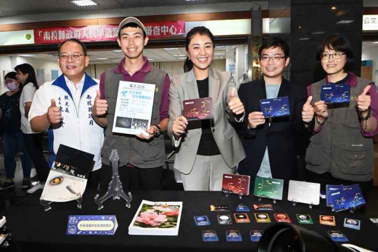 ▲2024南投星空季宣傳記者會，10家業者也在現場擺攤，展示了與星空季活動相關的商品和金質旅遊行程，讓與會者能夠先行了解並體驗這些特色產品。（記者張玉泰攝）