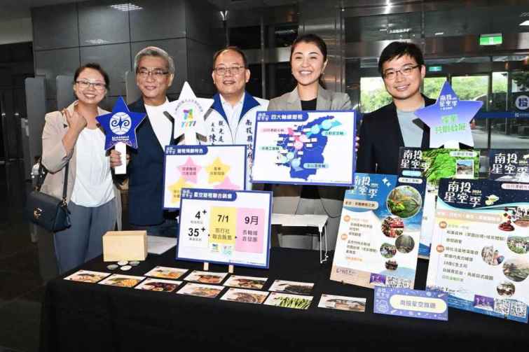 ▲2024南投星空季宣傳記者會，10家業者也在現場擺攤，展示了與星空季活動相關的商品和金質旅遊行程，讓與會者能夠先行了解並體驗這些特色產品。（記者張玉泰攝）