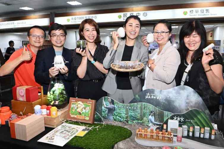▲2024南投星空季宣傳記者會，10家業者也在現場擺攤，展示了與星空季活動相關的商品和金質旅遊行程，讓與會者能夠先行了解並體驗這些特色產品。（記者張玉泰攝）