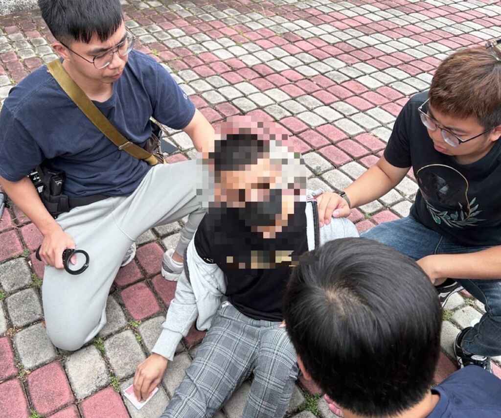 ▲南投分局半山派出所部署埋伏,成功逮捕了23歲的林姓詐騙車手,並查扣了詐騙所得的贓款新臺幣600萬元整。(南投警方提供)